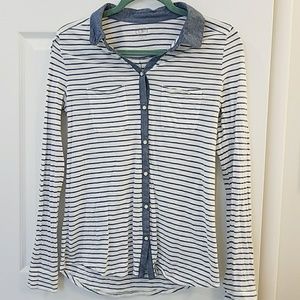 Long sleeved, stretch button up